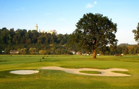 Zámecký golf  na mistrovské osmnáctce v Hluboké nad Vltavou. Green fee 18 jamek, sleva 42%, cena 550 Kč, kdykoliv od pondělí do neděle.