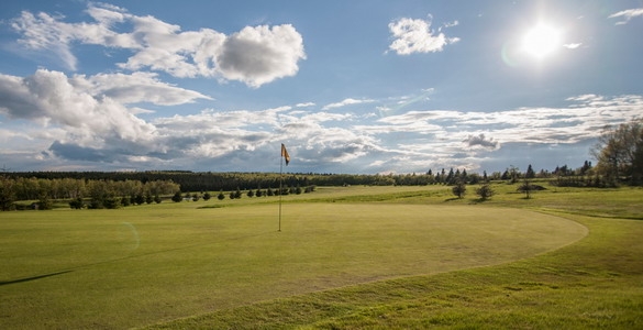 Golf Cínovec - fee 18 jamek, oběd, míče na DR a nesoutěžní výsledek na oblíbeném horském hřišti jen za 590 Kč.