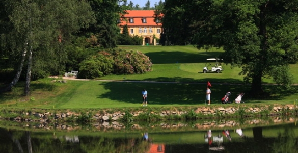 Luxusní golfový zážitek na zámku Štiřín. 18 jamek, oběd v hodnotě 130 Kč, vířivka 30 min., sauna 30 min.Sleva 50%. Cena celkem - 590 Kč.