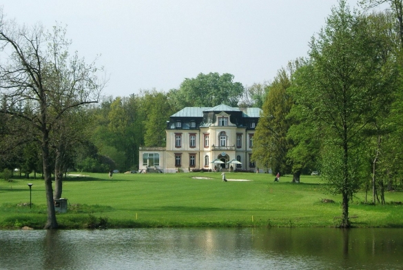 Queen's Park Golf Club Myšteves - 2 dny, 2x green fee 18 jamek, 1 noc se snídaní, neomezený trénink = 1350 Kč