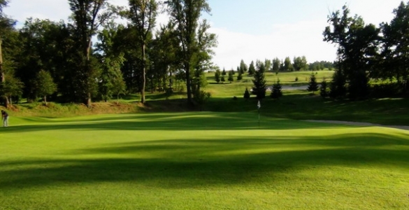 GOLF KONOPIŠTĚ - 18 jamek Radecký či D'Este + možnost hry na HCP se slevou 45%