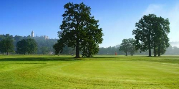 Golf Hluboká - víkendový golfový kurz 16x 30 min., zapůjčení holí, neomezené míčky, vstup na public course a další služby jen za 1995 Kč.