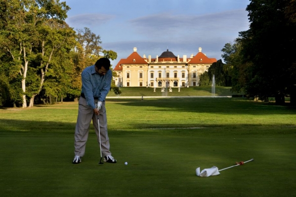 Golf Austerlitz, Slavkov u Brna - celodenní vstup na 6jamkové veřejné zámecké hřiště PAR 3 + lekce s profesionálním trenérem 55 min. + 3 koše míčů + zapůjčení holí = sleva 48%.