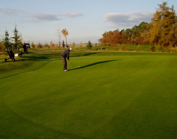 Golfová víkendová romantika v Hořehledech pro 2 osoby - green fee (2 dny) , plná penze (2x oběd), ubytování, DR+míčky+trenér. Sleva 36%. Cena 4180 Kč. 