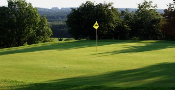 Vychutnejte si golfovou idylu s obědem v Hořehledech. Green fee 18 jamek, výběr z denního menu a slevu 45% můžete využít až do konce srpna.