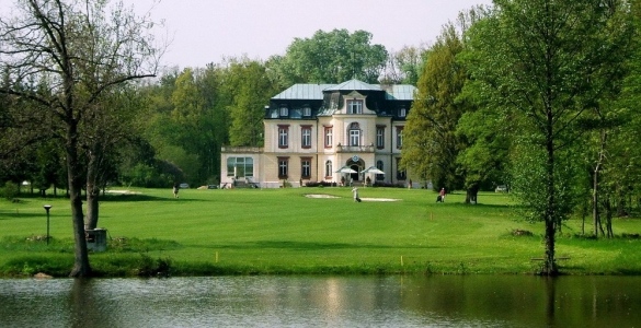 Queen's Park Golf Club Myšteves - 2 dny, 2x green fee 18 jamek, snídaně, 2 koše míčků každý den = 1350 Kč